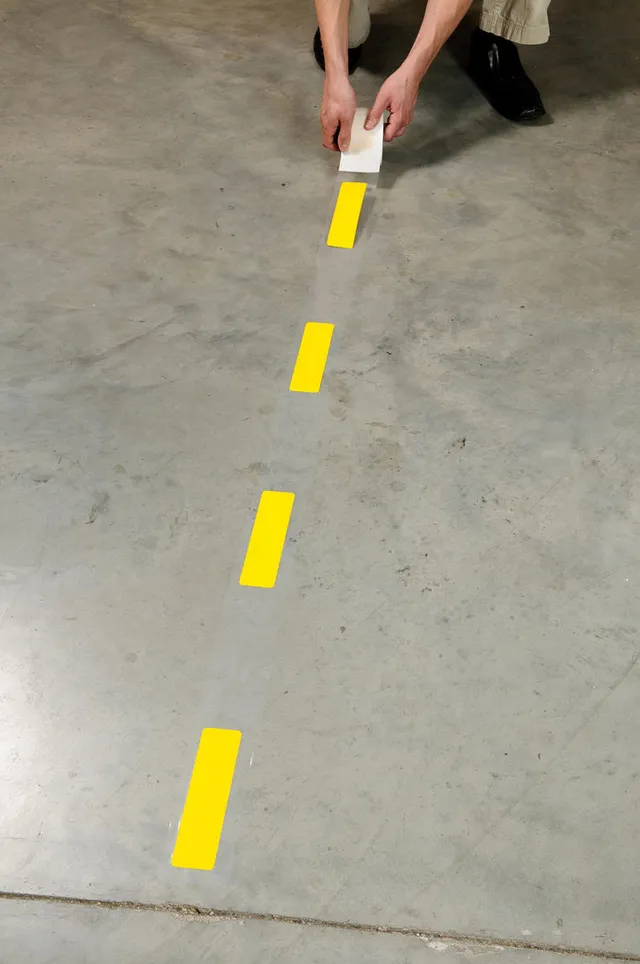 Gulvmerke sterk type, stiplet Polyester m/ overlaminat. Permanent lim 