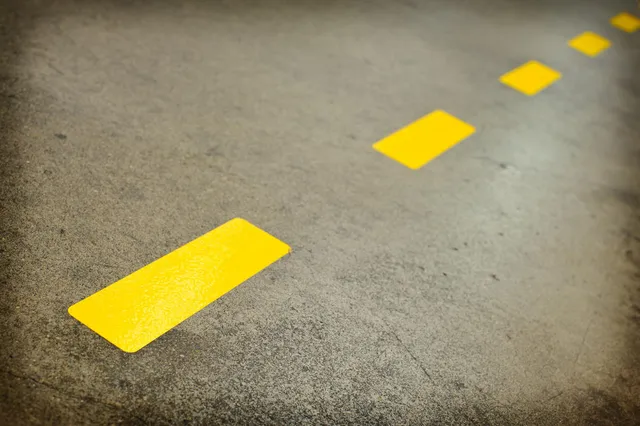 Gulvmerke sterk type, stiplet Polyester m/ overlaminat. Permanent lim 