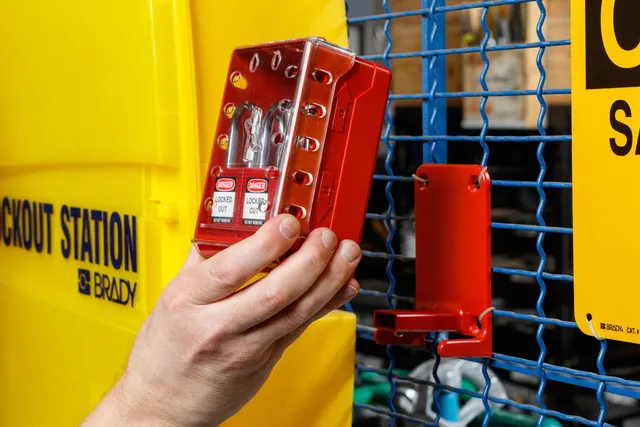 LOTO låsboks m/6 røde KA låser Brady plast rød 101,6 x 144 