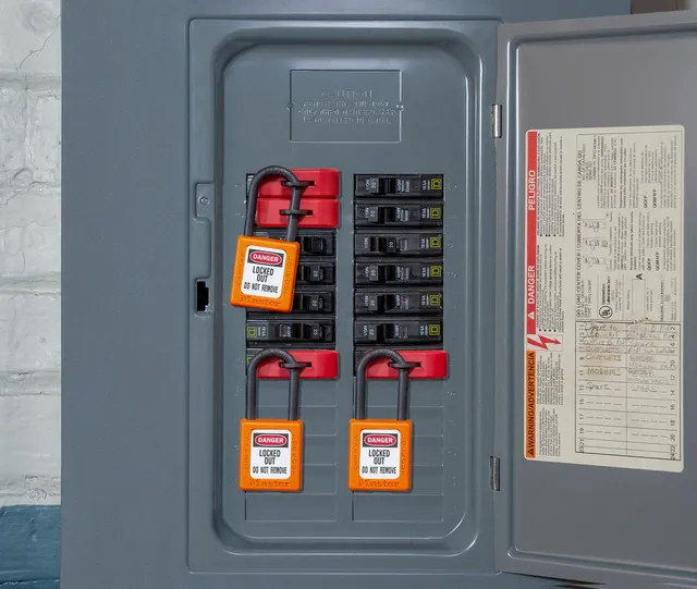 LOTO strømbryter switch 120/240V Masterlock circuit breaker rød/sort 