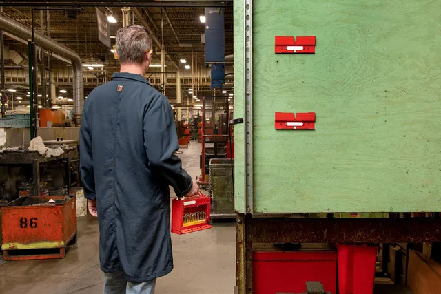 LOTO group lock box m/ vindu & veggfeste Masterlock låsboks 212 x 175 x 100 