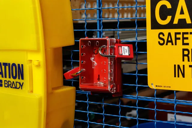 LOTO låsboks m/6 røde KA låser Brady plast rød 101,6 x 144 