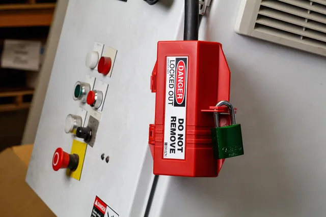 LOTO elektro støpsel kontakt stor Brady 80x180x80mm rød Ø22mm 