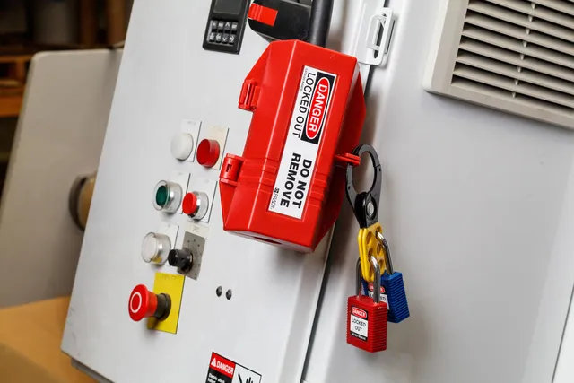 LOTO elektro støpsel kontakt stor Brady 80x180x80mm rød Ø22mm 