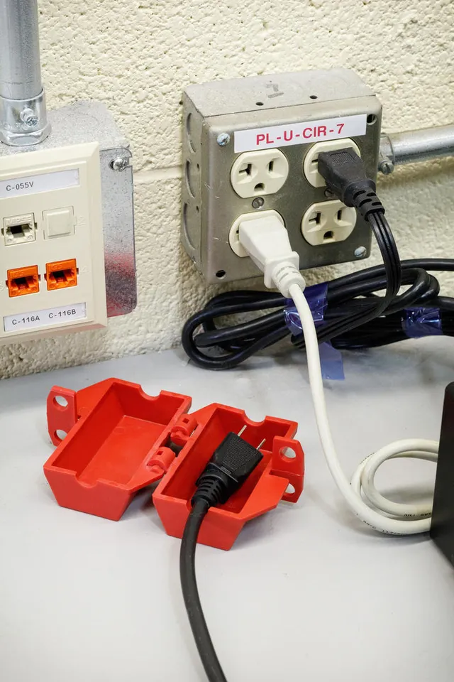 LOTO elektro støpsel kontakt liten Brady 50x90x50mm rød Ø10mm 