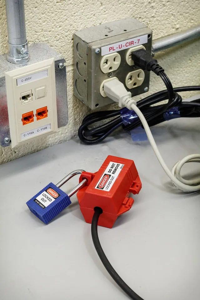 LOTO elektro støpsel kontakt liten Brady 50x90x50mm rød Ø10mm 