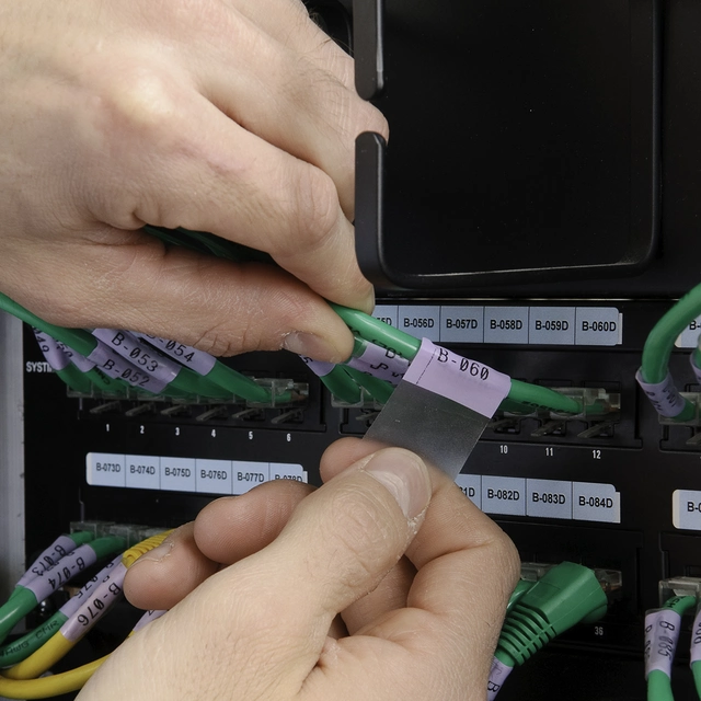 Brady hvit kabelmerking 25,4 x 38,1mm Selvlaminerende med sort trykk, 180 stk 