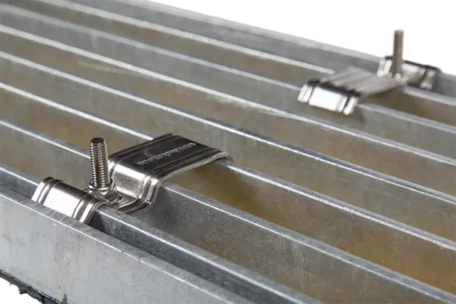 Festemateriell for gitterrist Sett med 1 klamme, bolt og mutter 